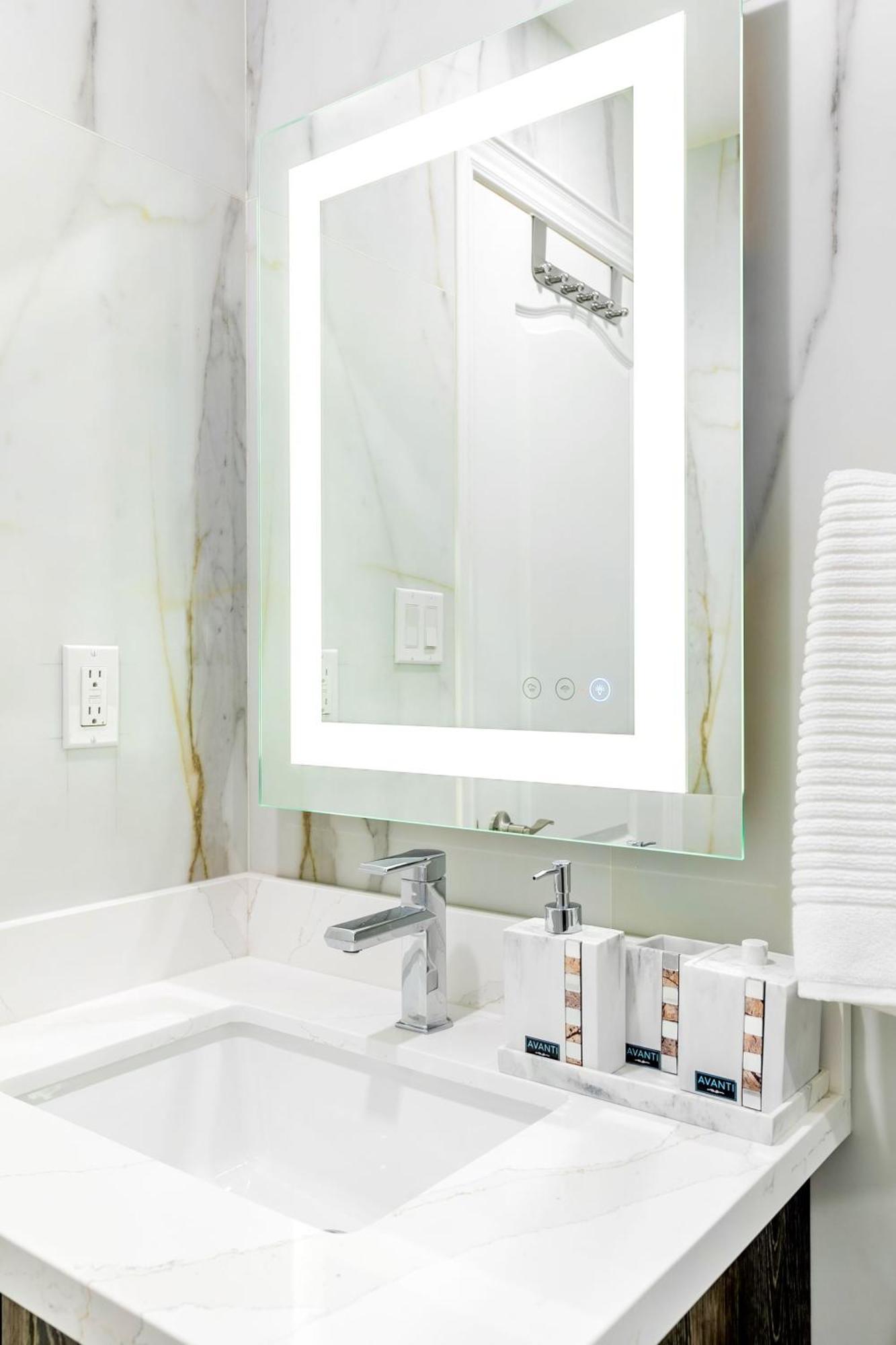 Modern Pet-Friendly Chinatown Apartment Toronto Luaran gambar