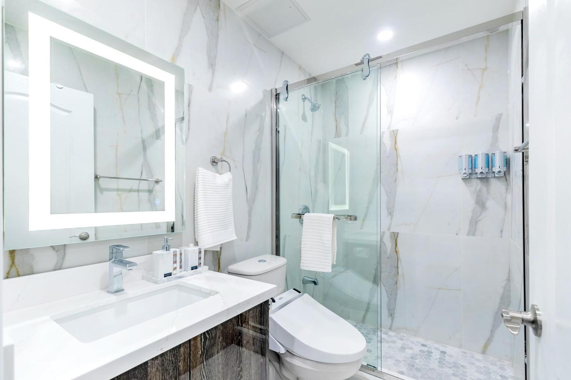 Modern Pet-Friendly Chinatown Apartment Toronto Luaran gambar