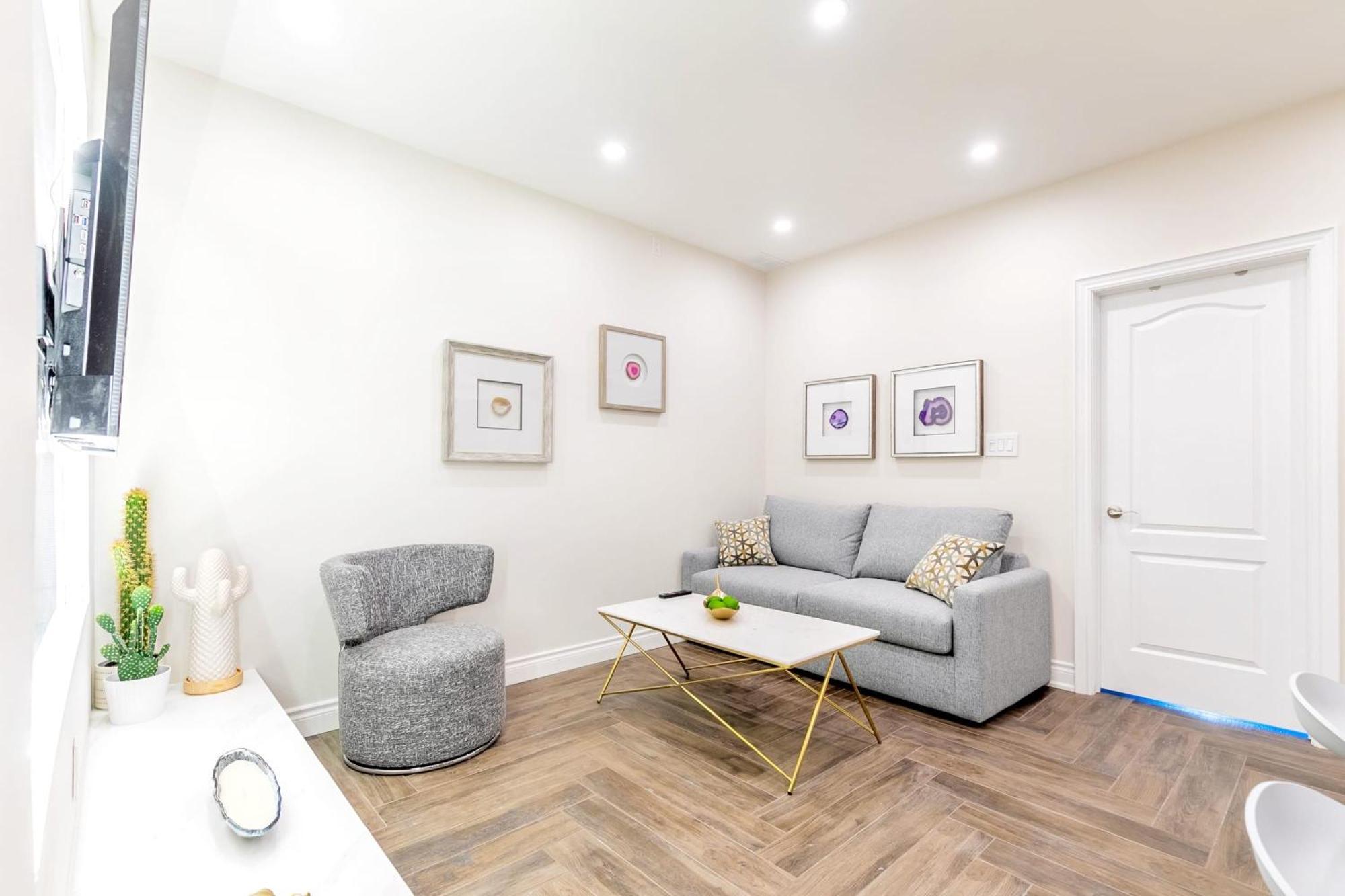 Modern Pet-Friendly Chinatown Apartment Toronto Luaran gambar